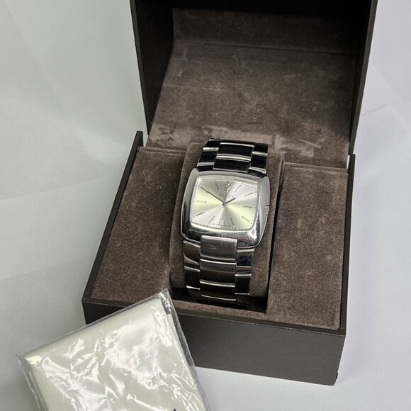 Gucci 8500M Stainless Steel Silver Dial Men's Date Watch Box & Polishing Cloth - Picture 3 of 10